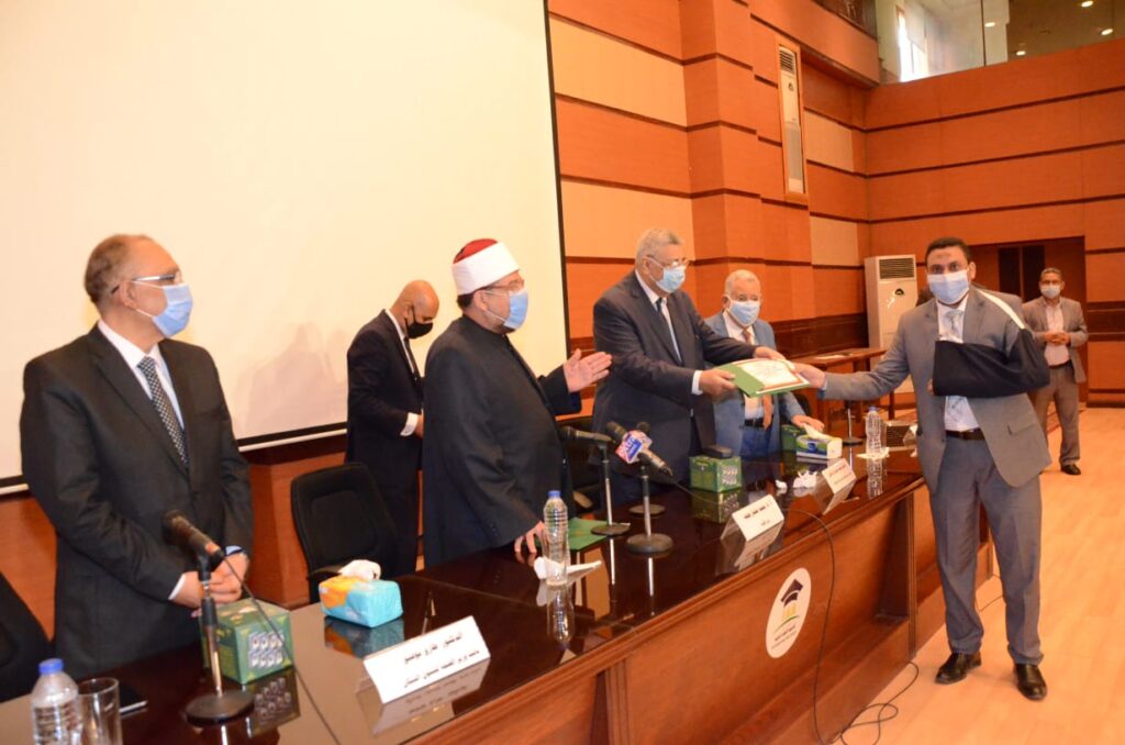 بالصور : وزير الأوقاف يكرم الفائزين في مسابقة “رؤية” البحثية المفتوحة للفكر المستنير