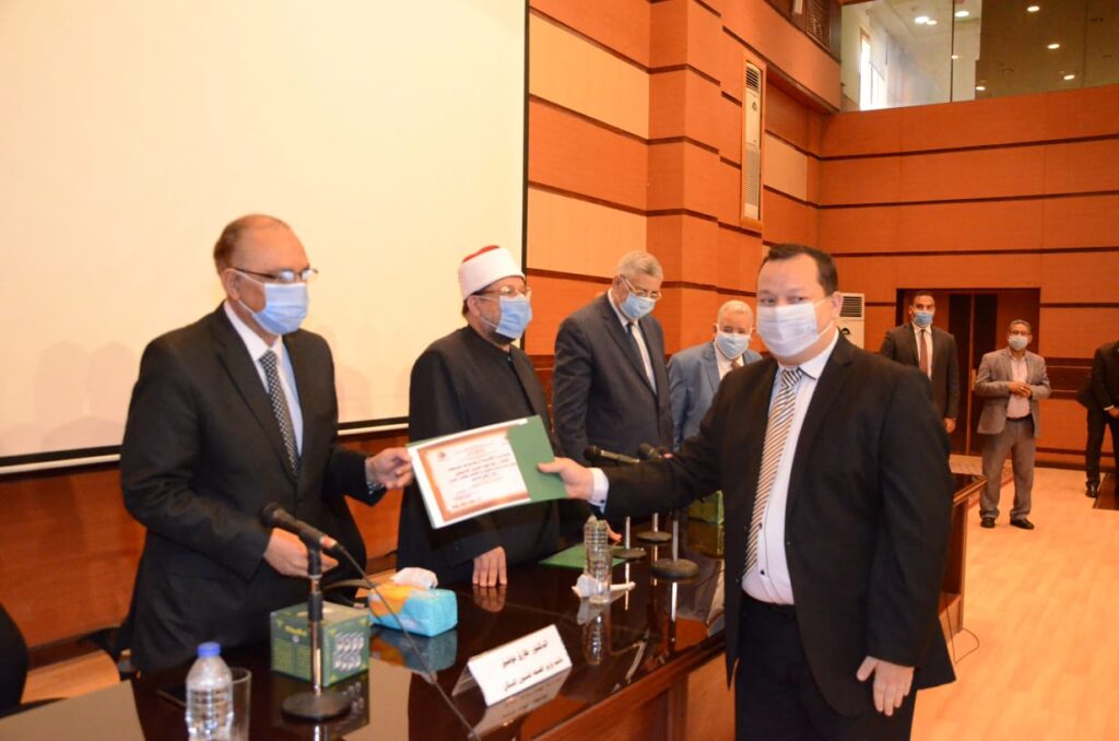 بالصور : وزير الأوقاف يكرم الفائزين في مسابقة “رؤية” البحثية المفتوحة للفكر المستنير