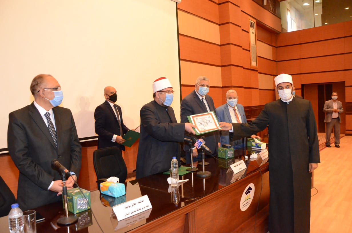 بالصور : وزير الأوقاف يكرم الفائزين في مسابقة “رؤية” البحثية المفتوحة للفكر المستنير